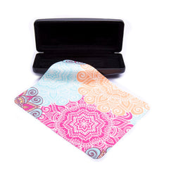 Paño de microfibra con estampado de mandala multicolor.